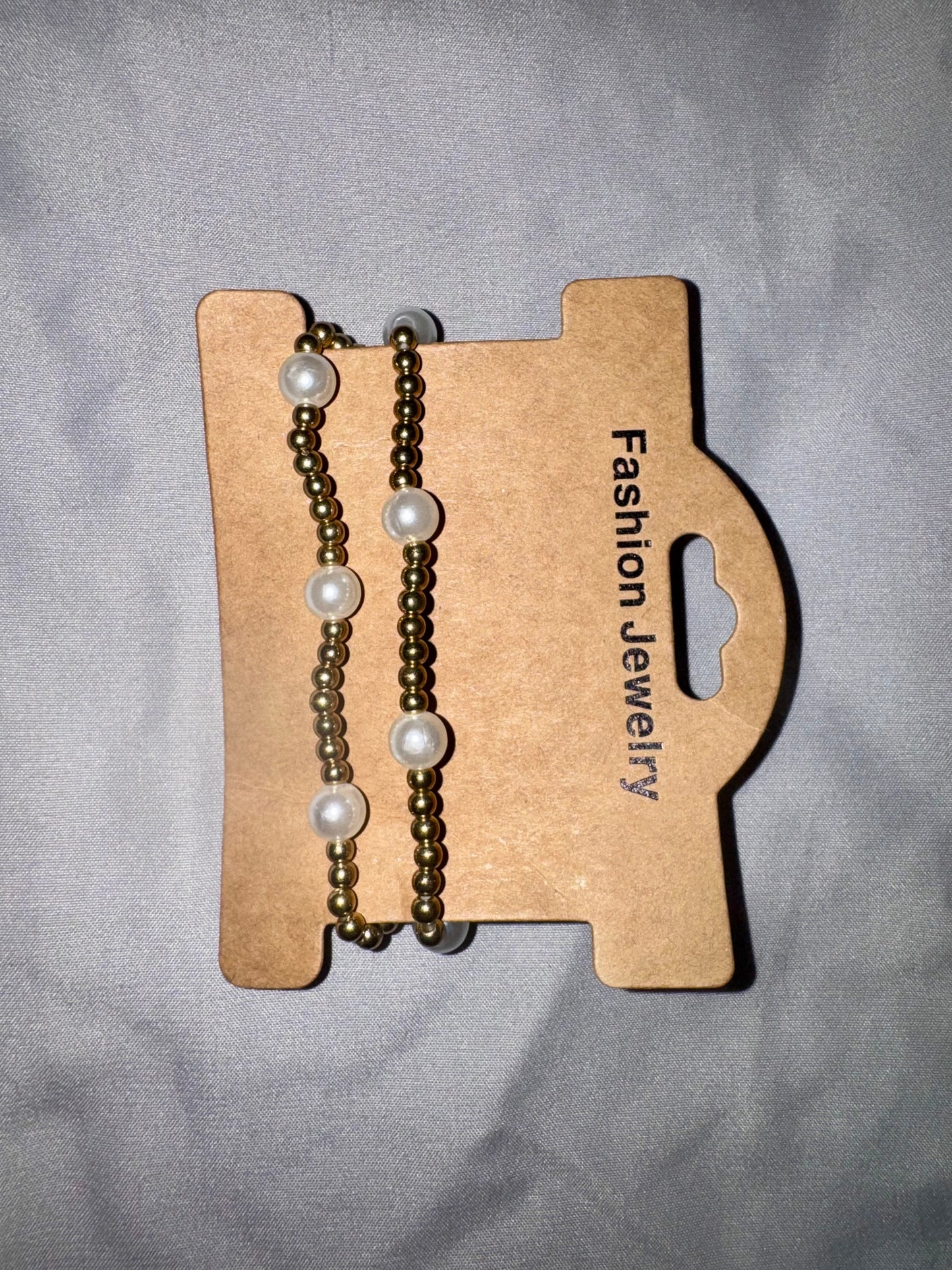 Dainty gold bracelet with one pearl